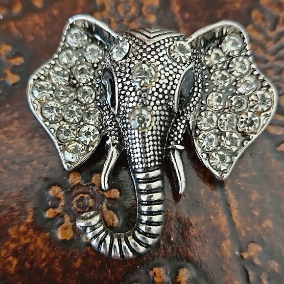 NWOT Silver toned elephant brooch with rhinestones - Picture 1 of 4